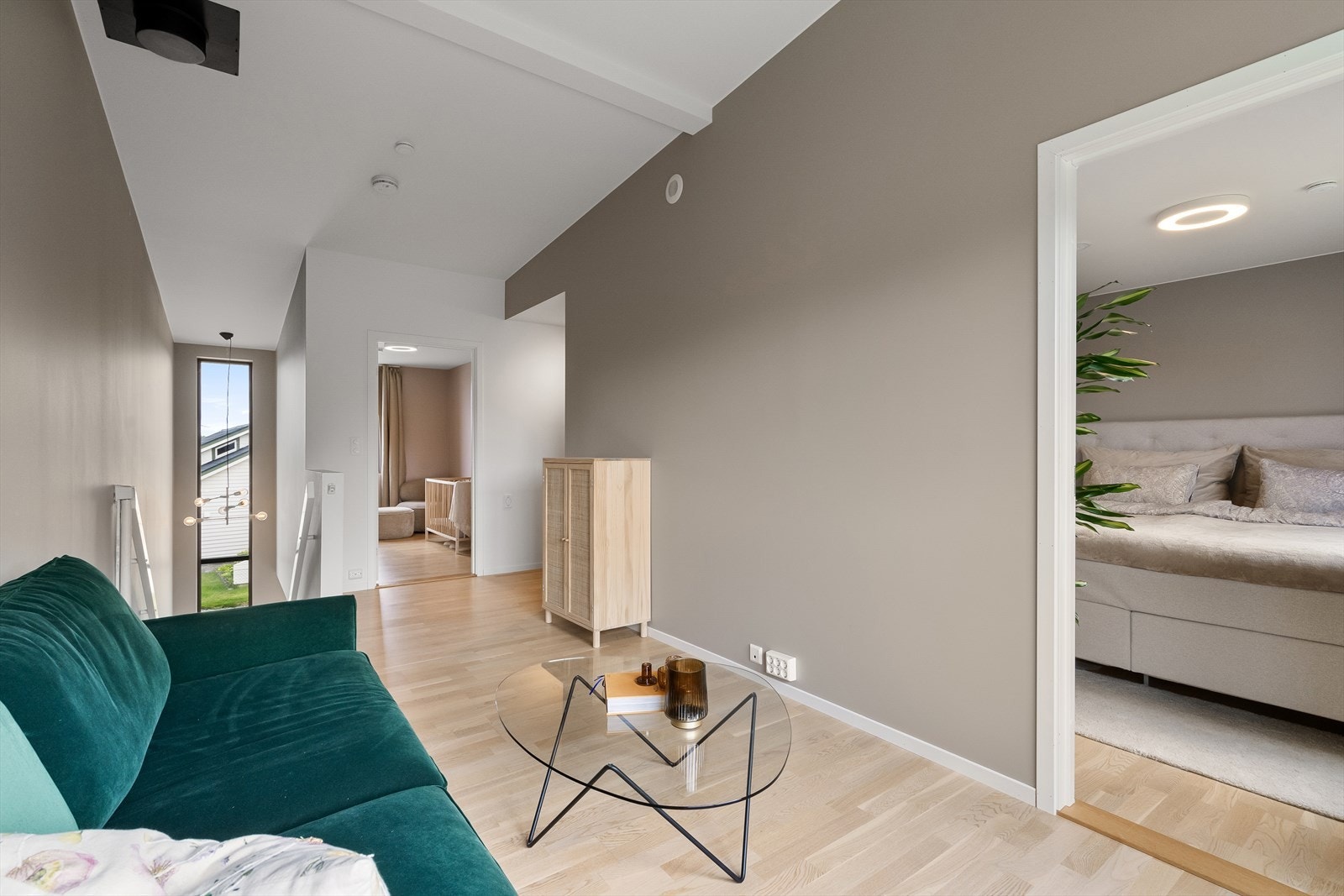 Den ekstra stuen i 2. etasje gir familien et verdifullt oppholdsrom utover hovedstuen. Galleribilde