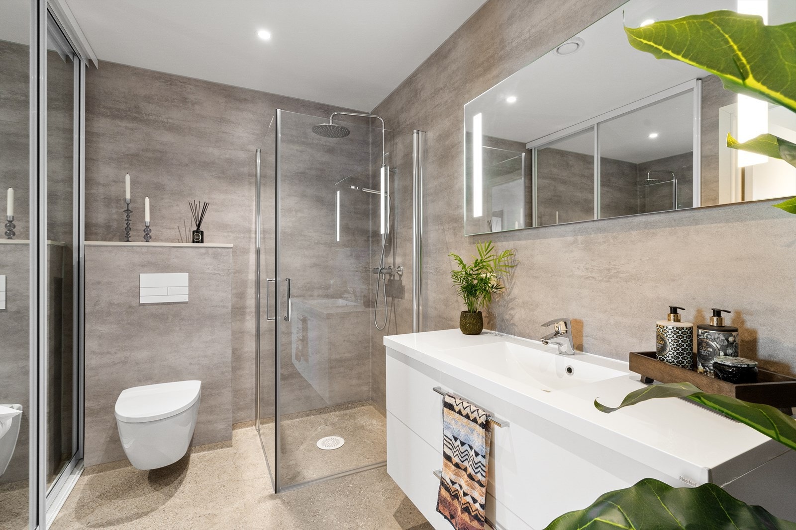 Badet i 2. etasje ble renovert i 2026 og fremstår moderne og delikat. Galleribilde