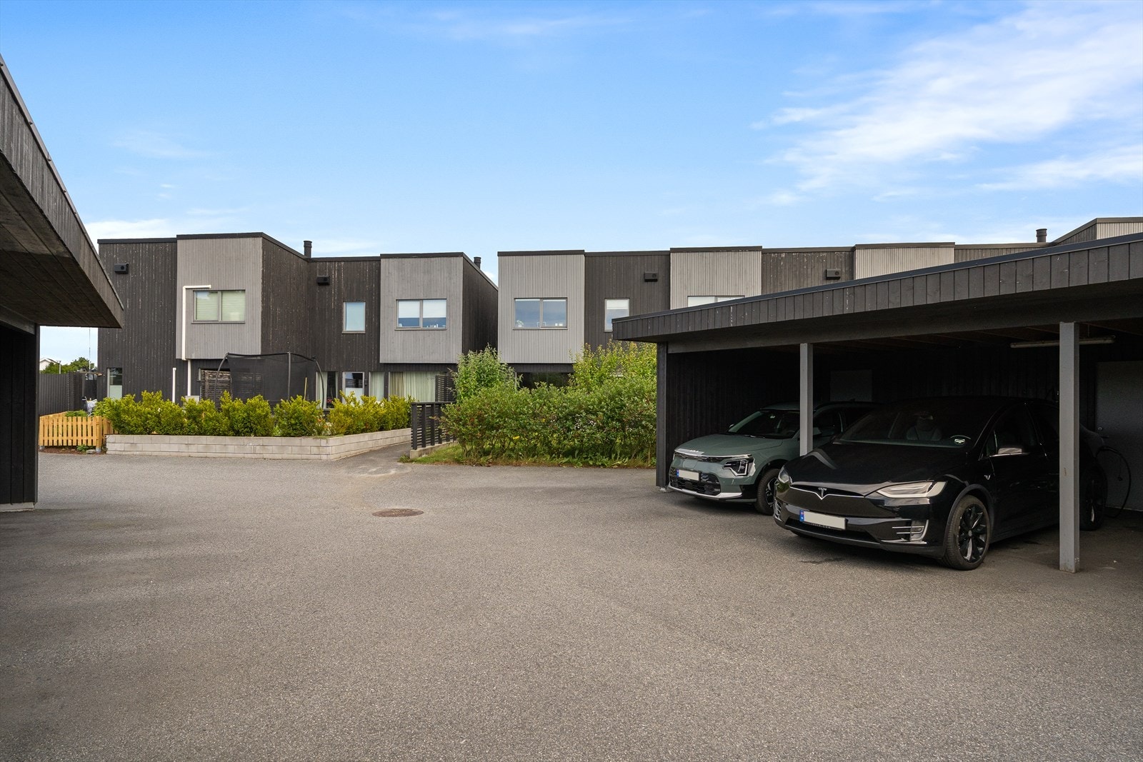 Boligen disponerer én parkeringsplass på felles parkeringsareal. Parkeringsarealet inngår i realsameiet gnr. 57 bnr. 150, hvor eiendommen har en ideell eierandel på 1/7. Det foreligger tinglyst rett til parkering for én bil. Galleribilde