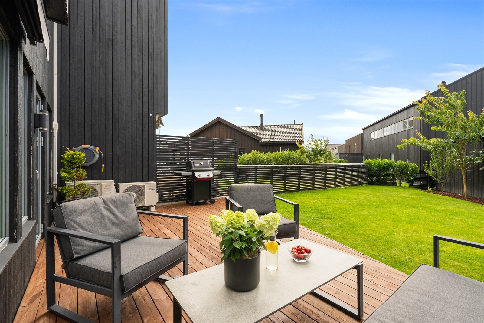 Terrassen tar deg videre til en pent opparbeidet hage. Galleribilde