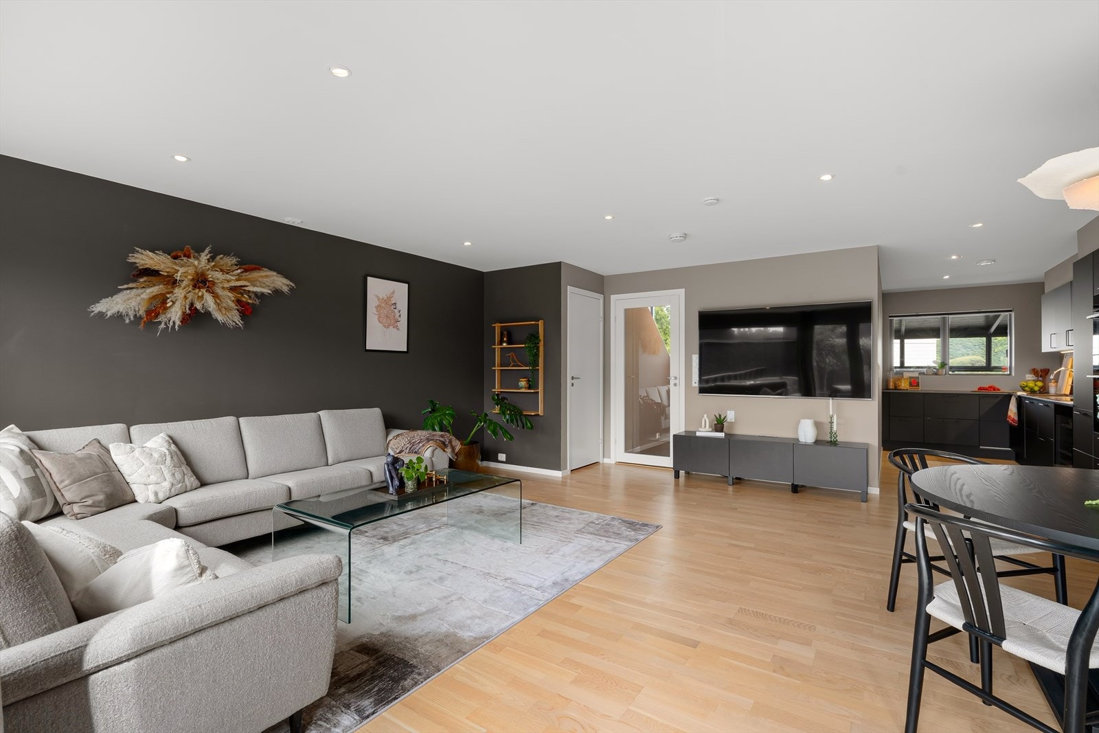 Stuen har en god størrelse og glir naturlig over i kjøkken- og spiseområdet. Galleribilde