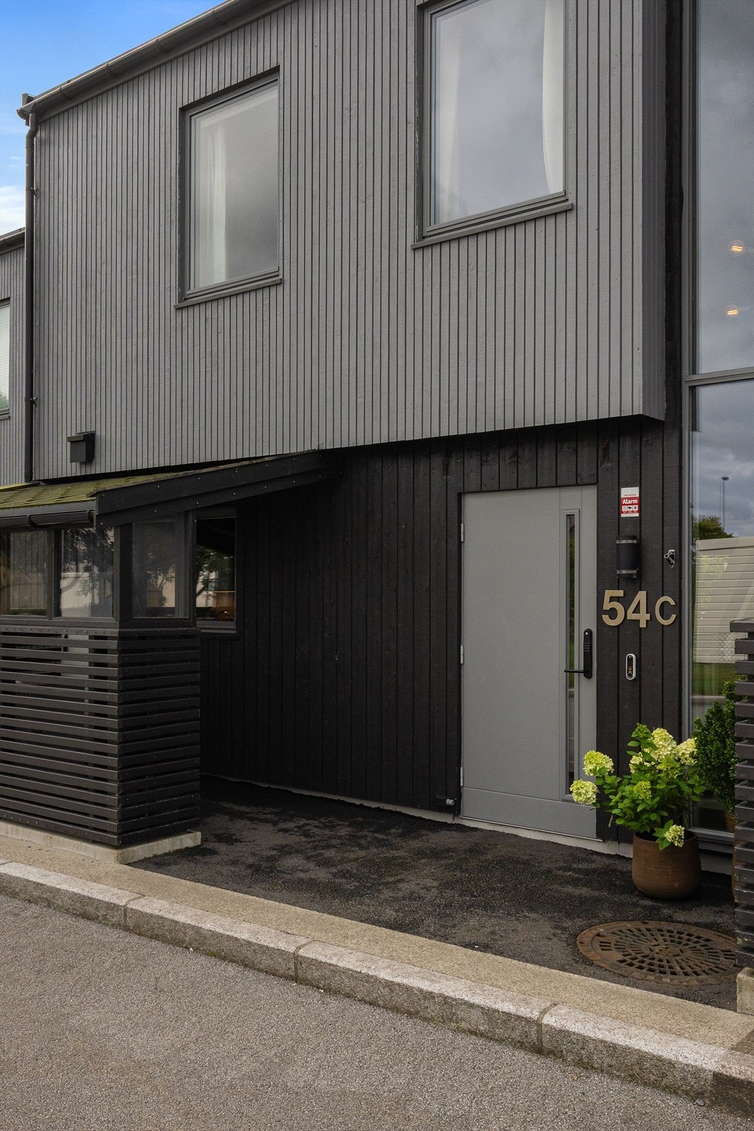 Rekkehuset ble oppført i 2019 og har et moderne og tidløst uttrykk. Galleribilde