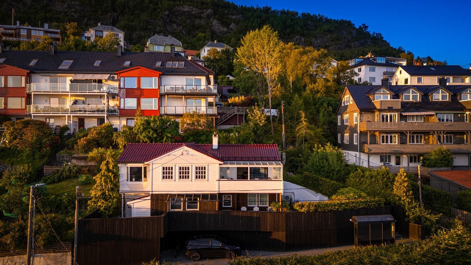 Fra solen kryper over Ulriken, en grytidlig morgen, så kan du her nyte den helt til de seneste kveldstimer med uforglemmelige solnedganger Galleribilde