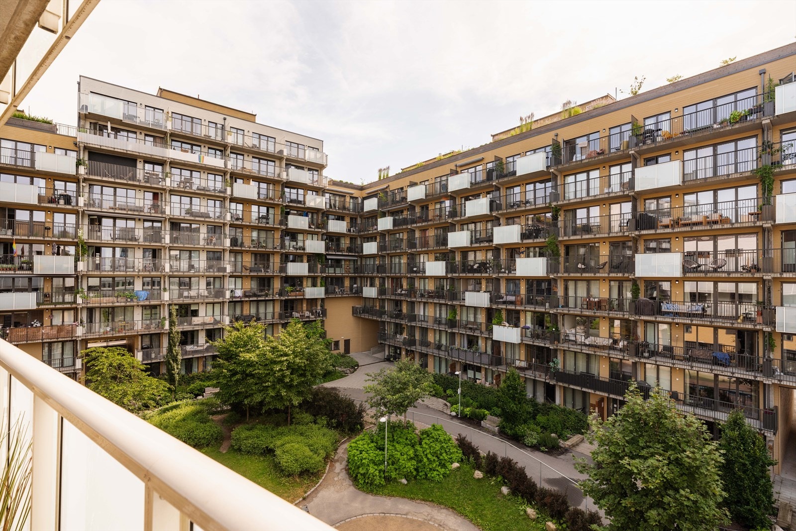 Fra balkongen har du utsikt mot de frodige og velholdte fellesarealene. Galleribilde