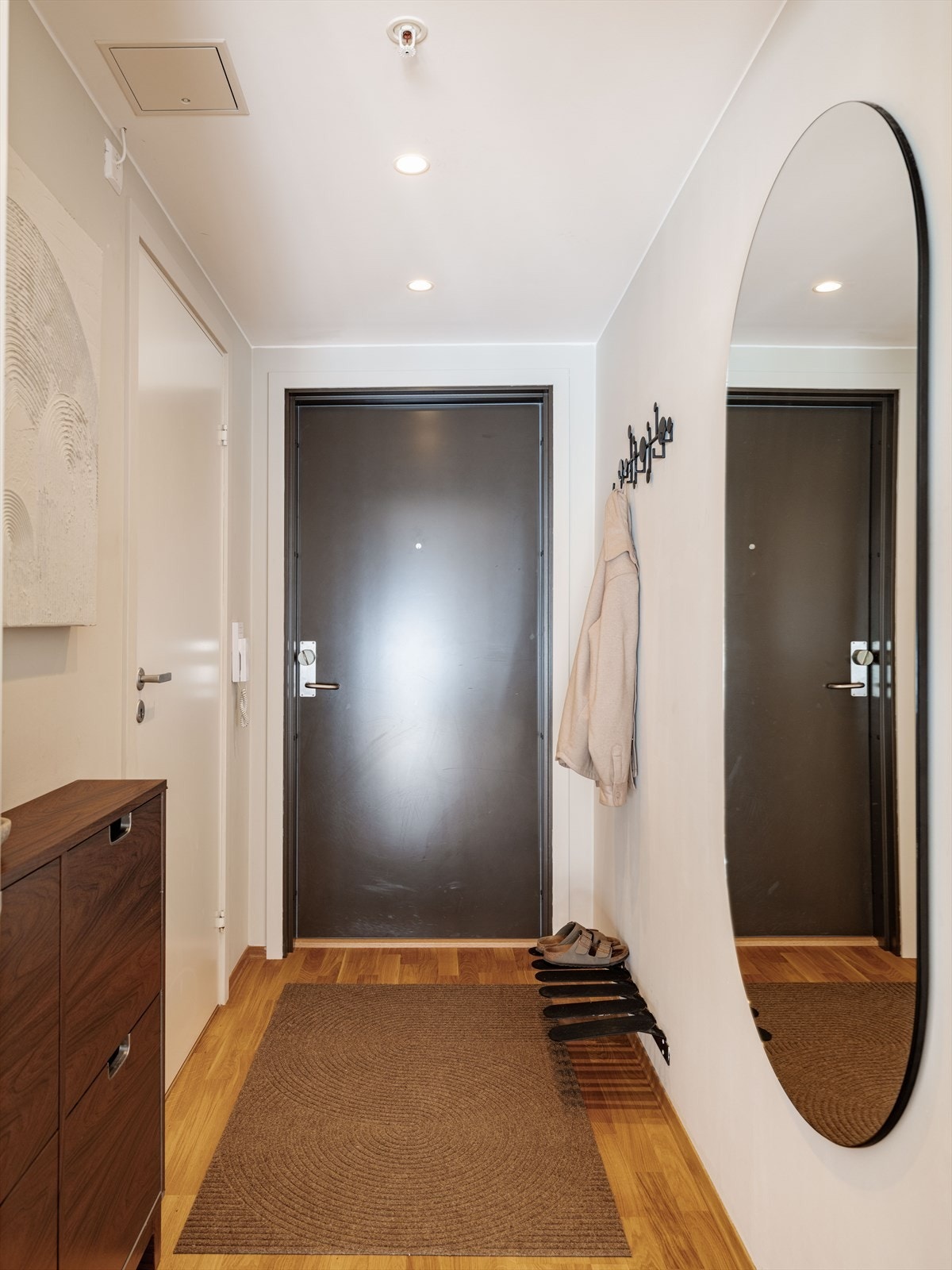 Praktisk knaggrekke i entréen for oppheng av yttertøy. Ekstra oppbevaringsplass finnes i bod på ca. 5 m². Velkommen inn! Galleribilde
