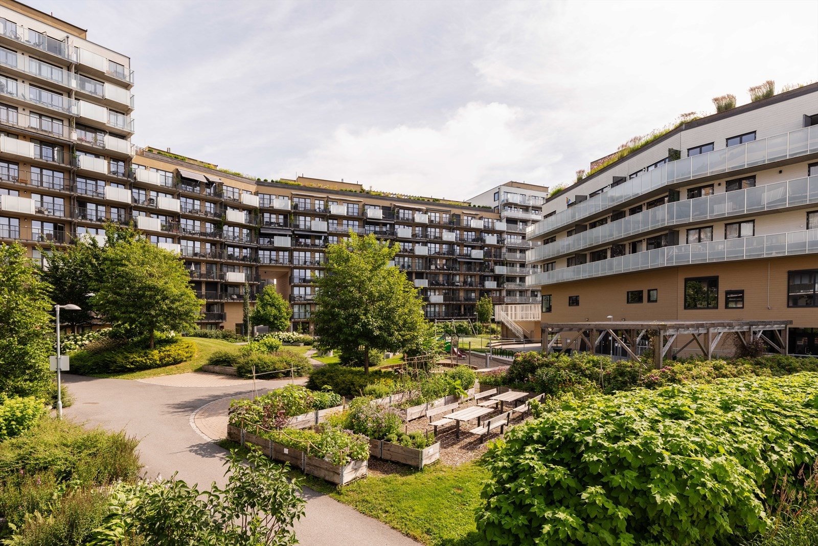 Borettslagets fellesarealer er parkmessig anlagt. Galleribilde