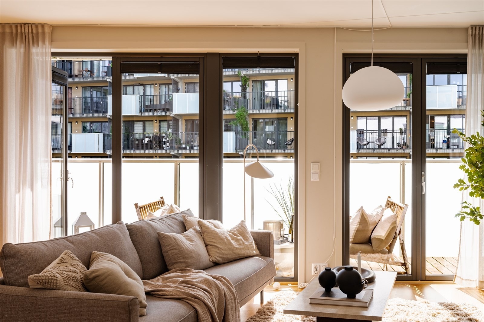 Fra stuen er det direkte utgang til en romslig og herlig balkong på 7 m². Galleribilde
