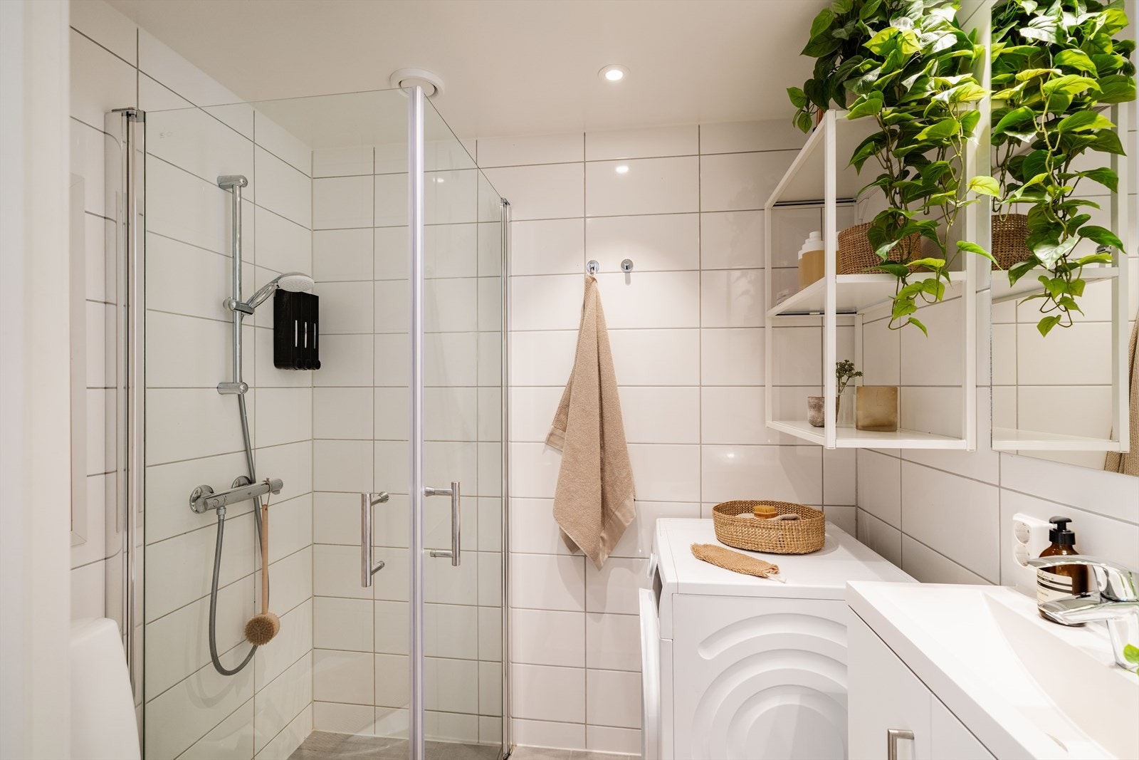 Lyst baderom fra byggeåret med flislagte gulv og vegger. Det er varmekabler i gulv for en komfortabel gulvvarme året rundt. Galleribilde