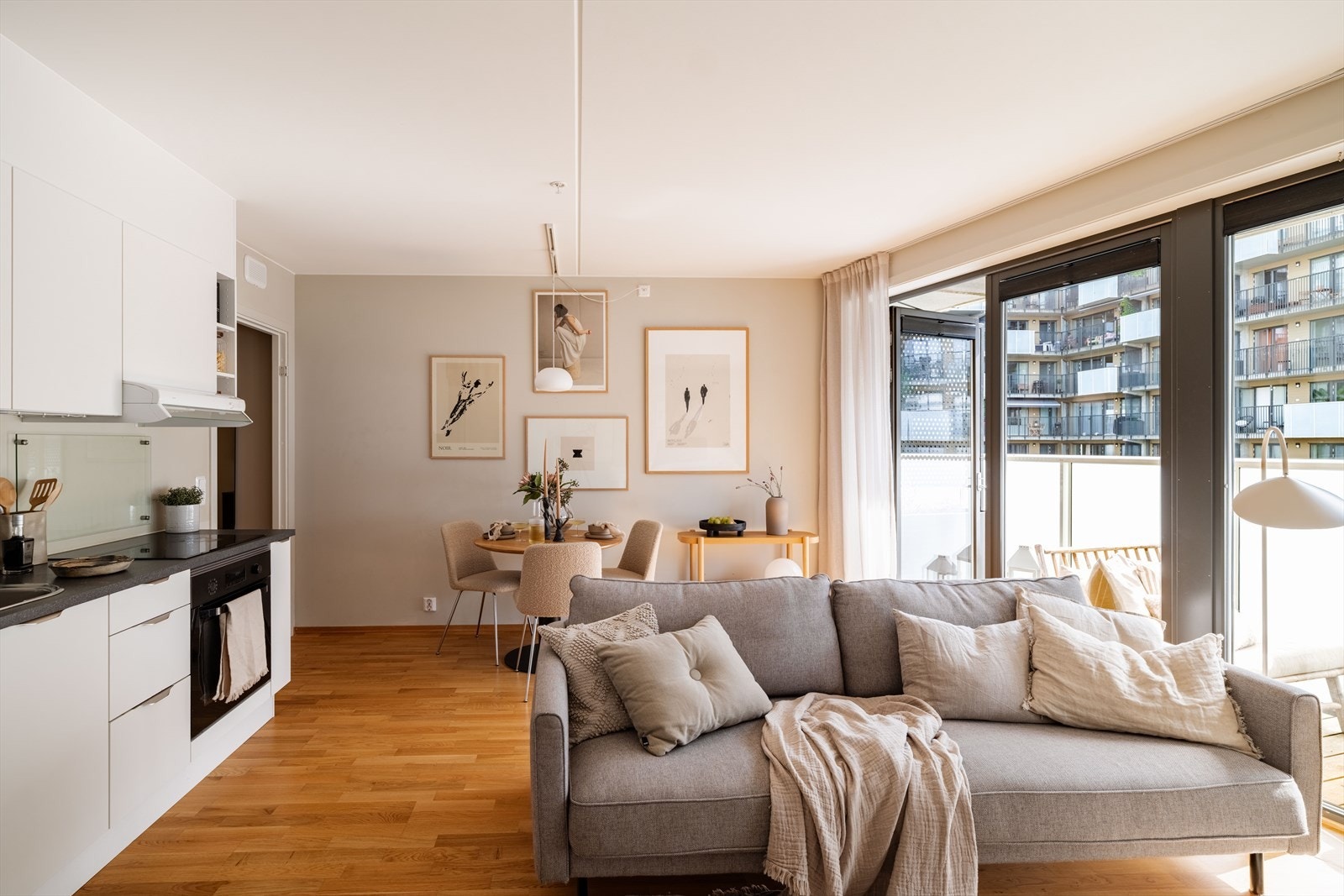 Leiligheten byr på et imponerende lysinnslipp, med vinduer som strekker seg fra ende til ende langs den ene veggen. Galleribilde