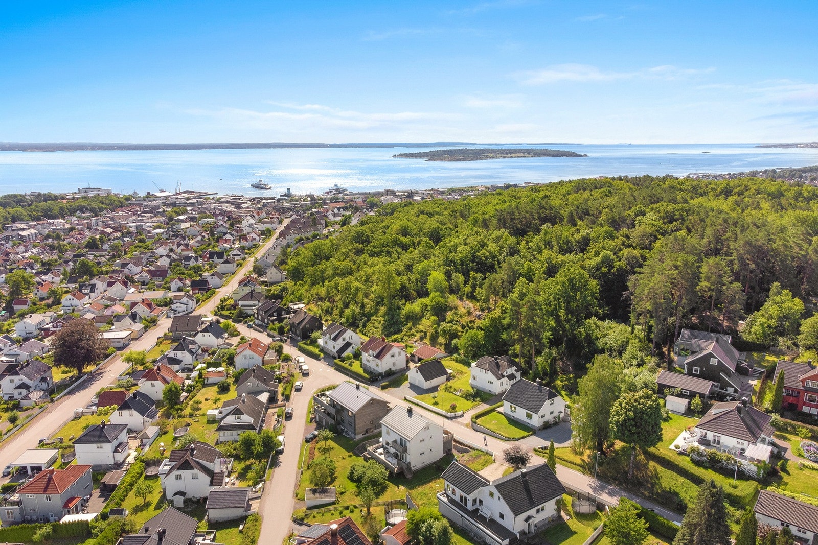 Her ser vi et dronebilde av Røreåsveien, Åsen og mot fjorden og Bastøy Galleribilde