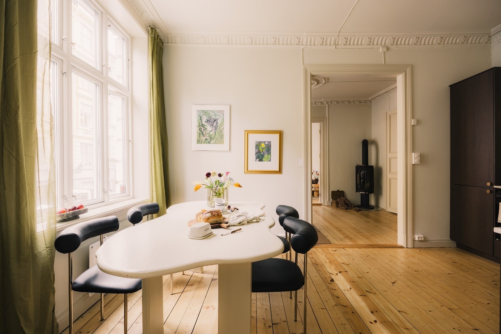 Spisestuen innbyr til hyggelige middager og sosiale sammenkomster Galleribilde