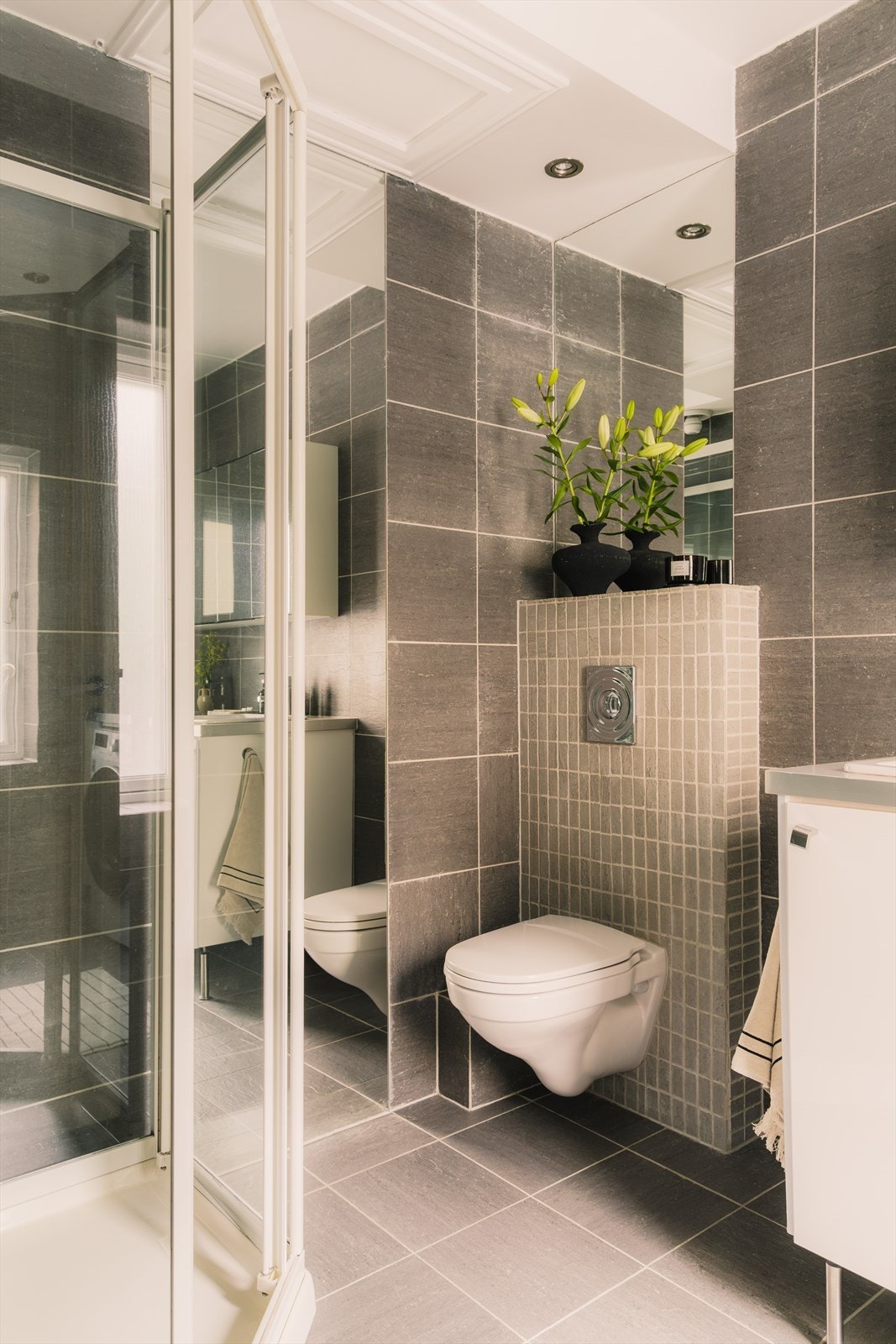 Badet er utstyrt med dusjkabinett, mekanisk avtrekk, opplegg for vaskemaskin, veggmontert wc, rørfordelingsskap og vv.bereder Galleribilde