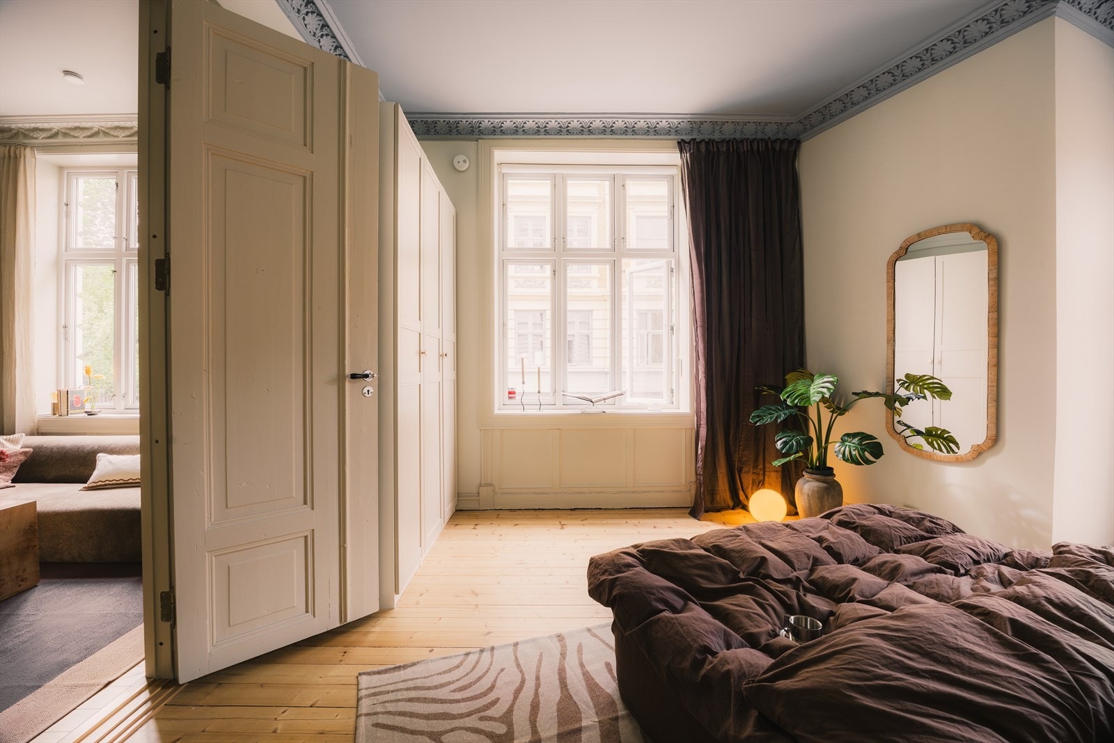 Et innbydende soverom med originale detaljer, store vindusflater og god plass til oppbevaring Galleribilde