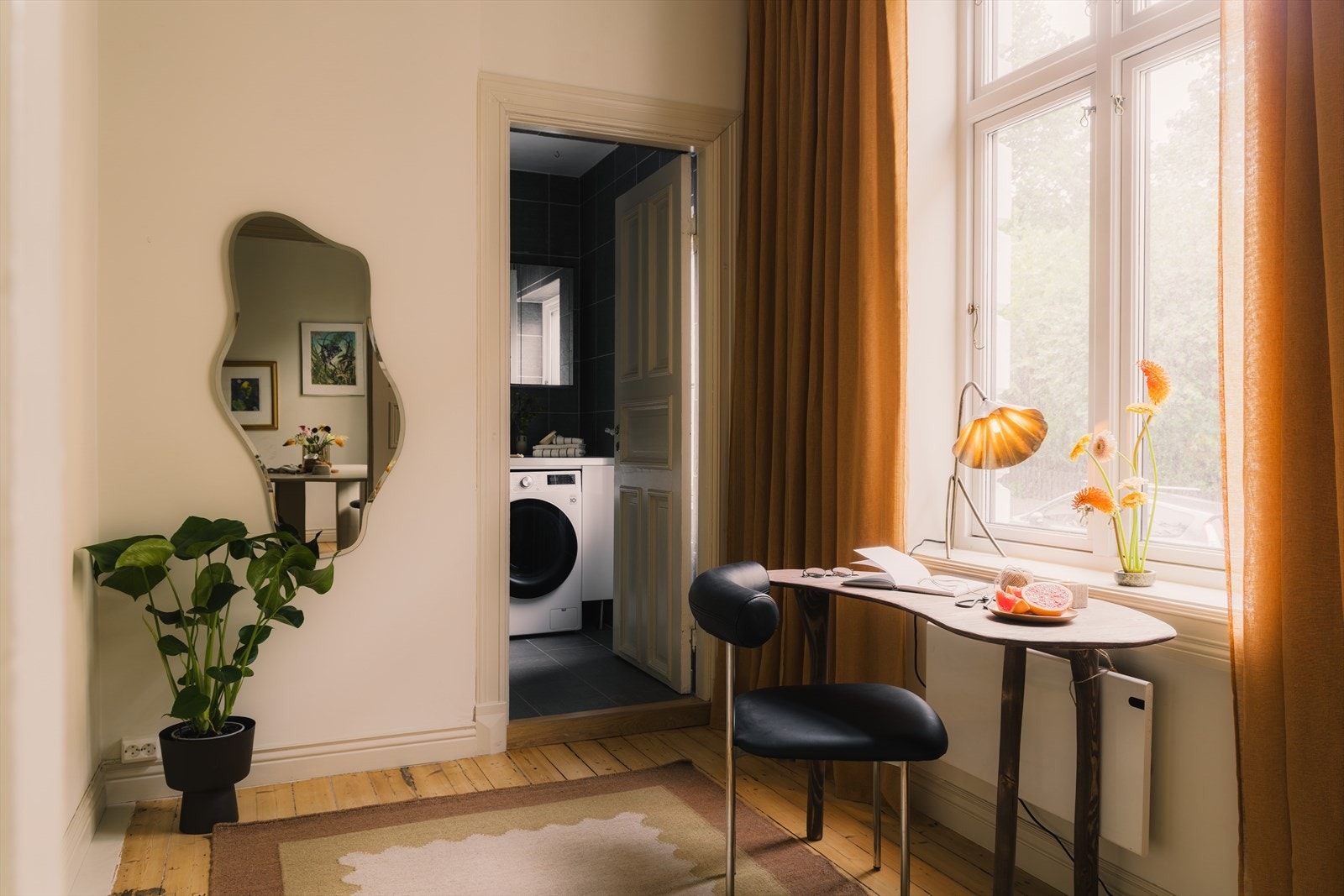 Adkomsten til badet er via soverom 2 Galleribilde
