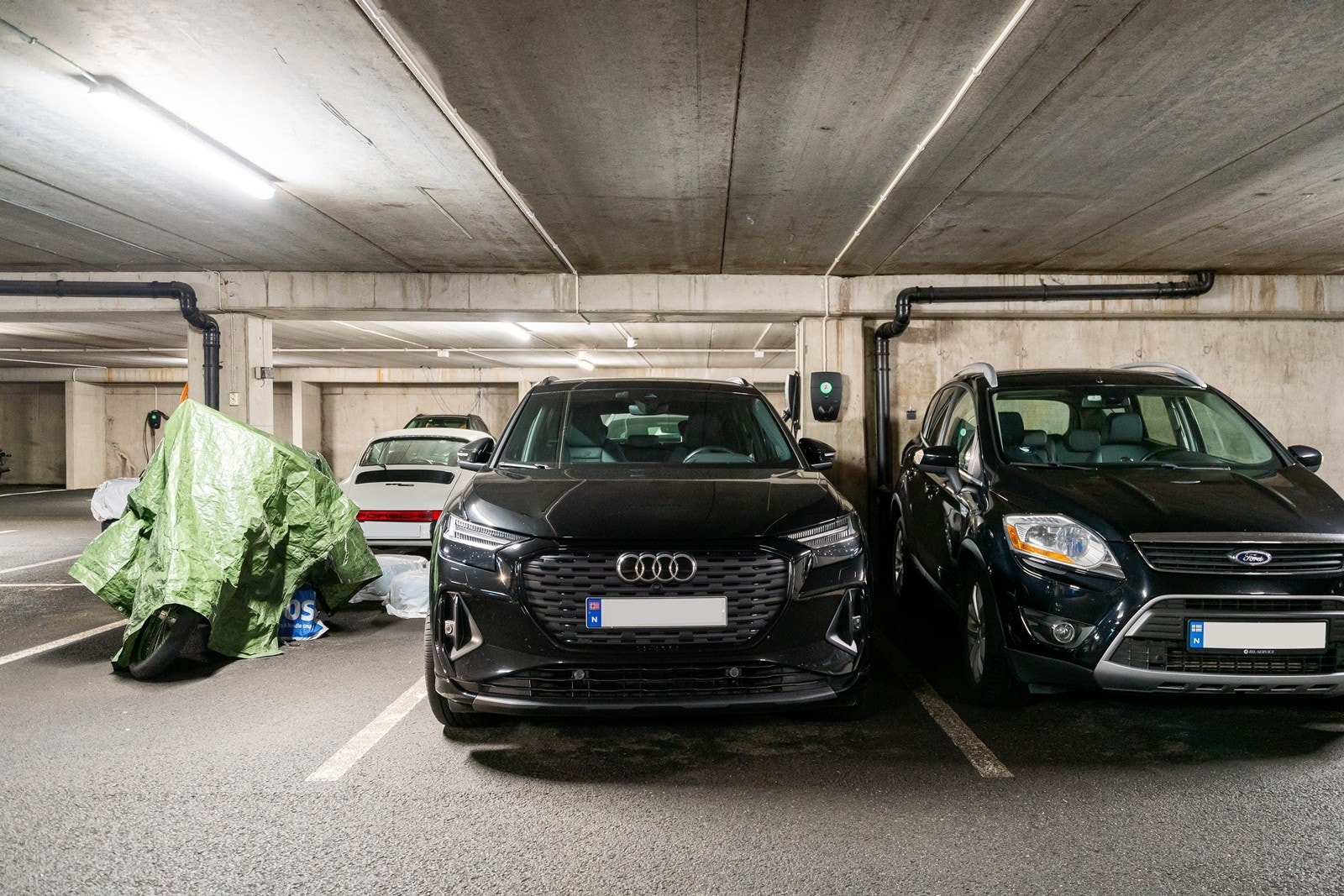 Parkering i lukket anlegg med elbillader Galleribilde