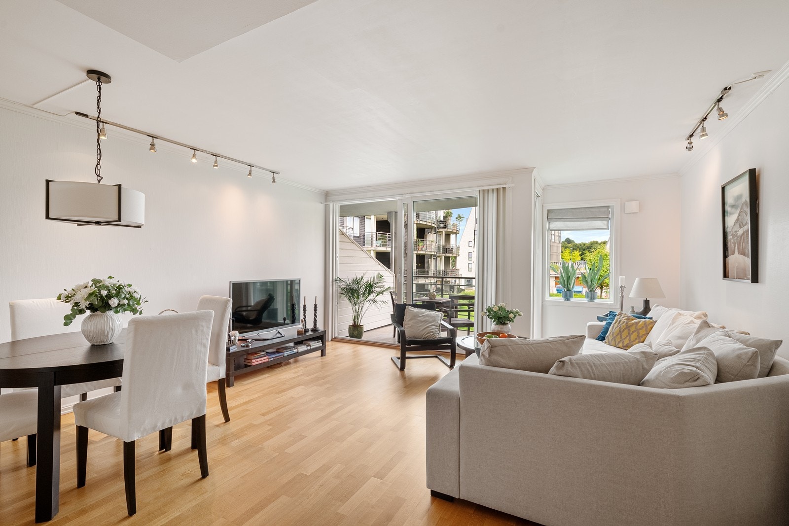 Det er god plass til både sofagruppe og spisebord. Galleribilde