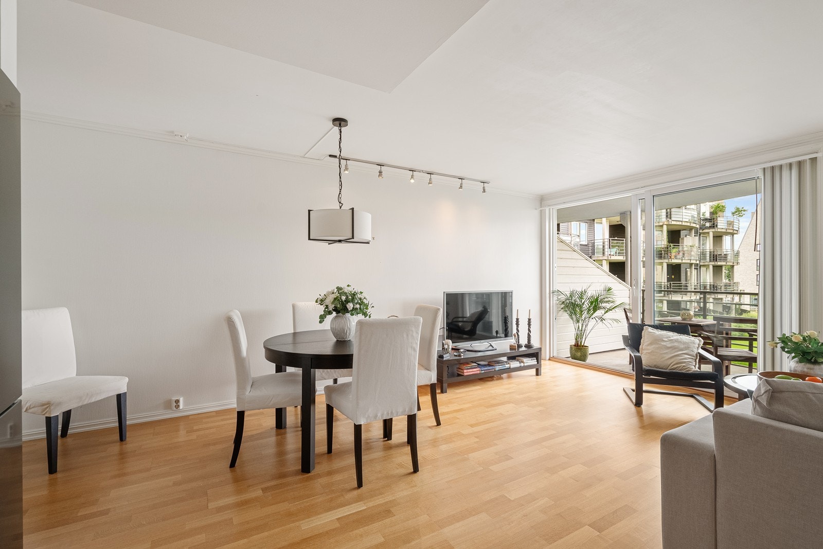 Lys og fin selveierleilighet med lyse vegger og parkett på gulv Galleribilde