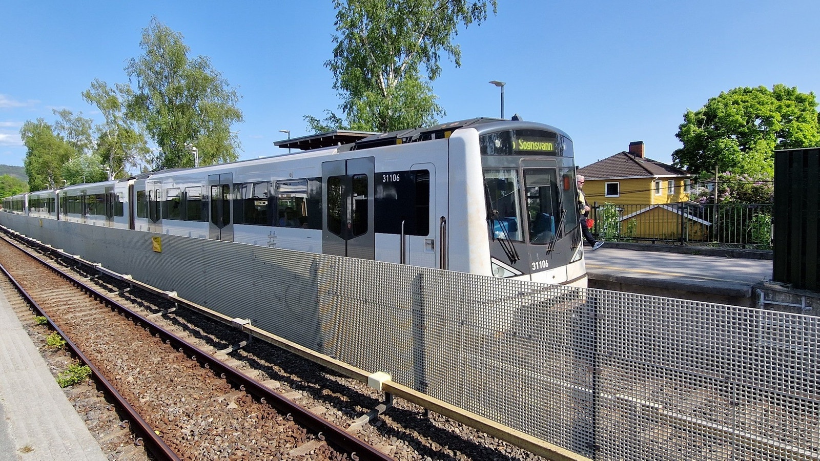 T-bane på Berg/Tåsen, buss 34 går fra Tåsen, buss 54 fra Maridalsveien, Flybuss/buss 23 og 24 fra Tåsen. Galleribilde