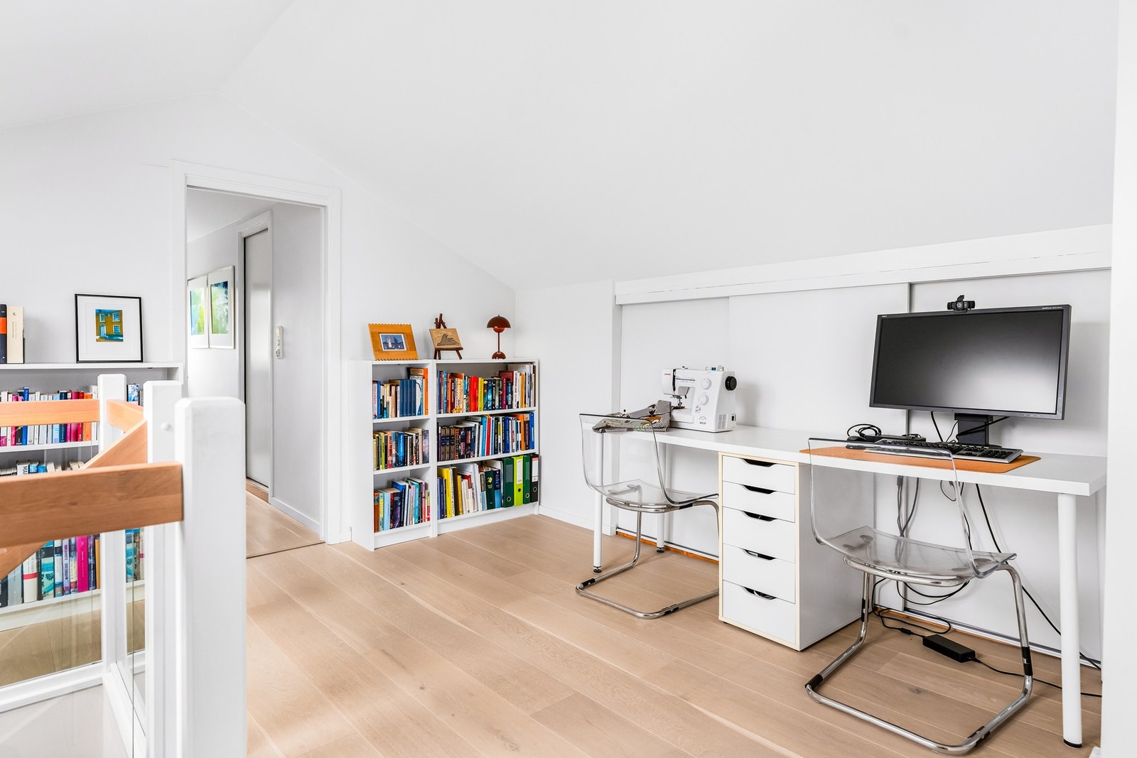Trappehallen har god plass til et stort kontor og bokhyller. Galleribilde