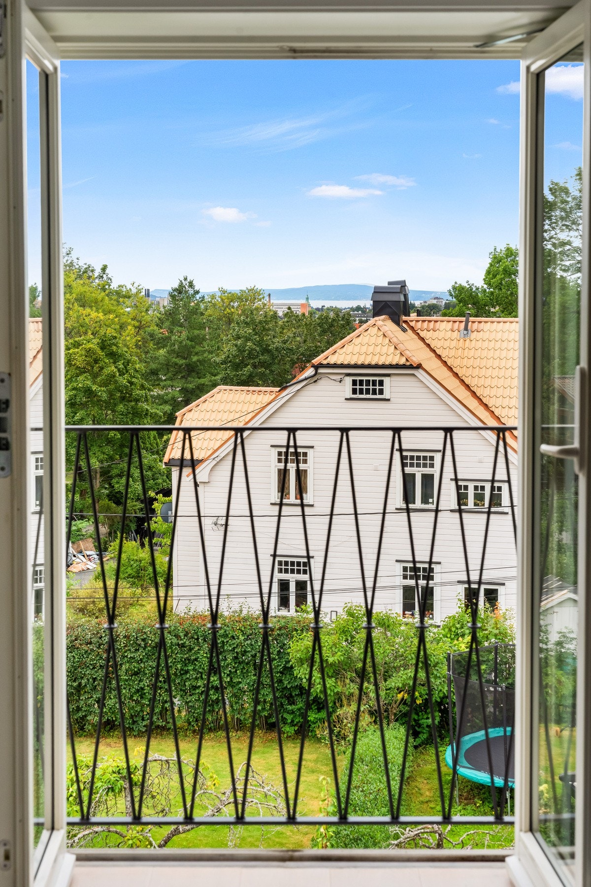 Det er glassdører med utsikt mot sydvest. Det er tidstypisk smijernsrekkverk på den franske balkongen. Galleribilde