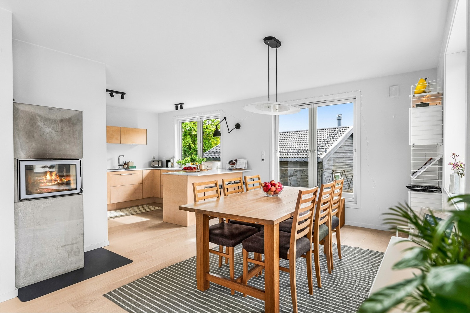 Det er en utrolig familievennlig planløsning med åpen løsning mellom det store kjøkkenet, spisestuen med plass til langbord og stuen. Oppholdsrommene er 52 kvm tilsammen og har store vinduer på tre sider. Galleribilde