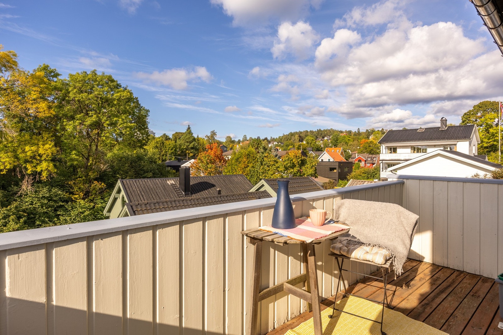 Balkongen utenfor stuen har utsikt mot Lødrupen og mot Nordberg/marka. Galleribilde