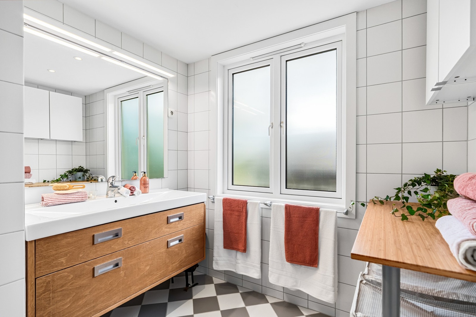 Flott flislagt bad med gulvvarme. Badet ble ombygget og pusset opp i 2008. Baderomsinnredning med skuffer og heldekkende, toppmontert dobbelservant. Galleribilde