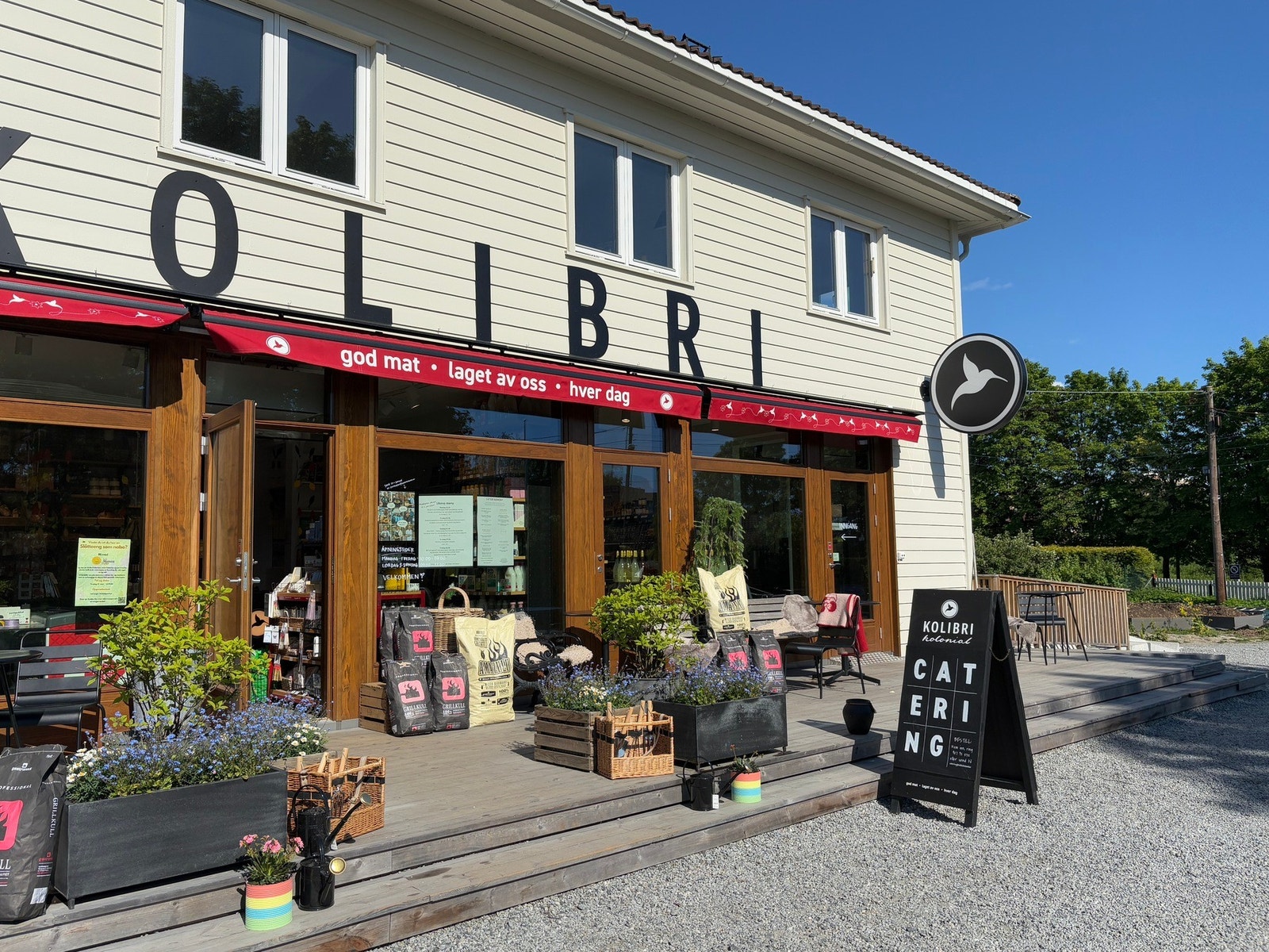 Kolibri Kolonial er nabolagsbutikken som kombinerer delikatesse-forretningens unike smaker med hverdagslige nødvendigheter. Med fokus på kvalitet, smak og personlig service, er vi en naturlig møteplass for matglede og gode råvarer. https://www.kolibrikolo Galleribilde
