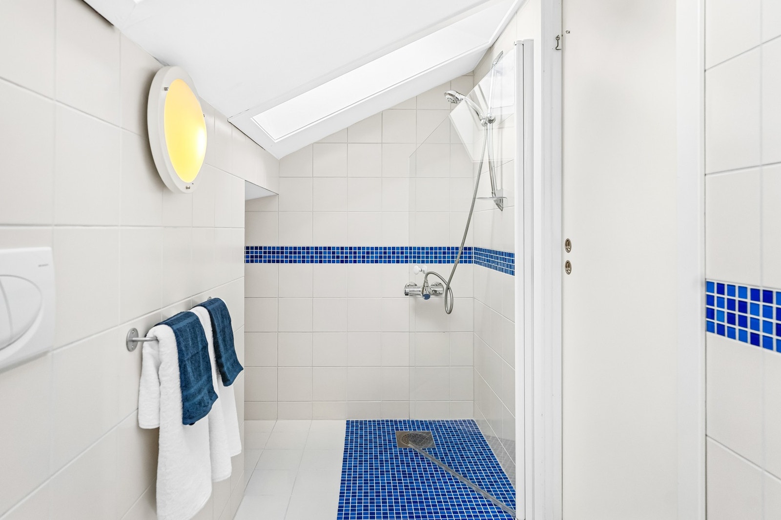 Loftsbadet har også plass til eventuelt badekar. Det er mekanisk ventilasjon med avtrekk fra ventil i tak, og tilluft via spalte under dørblad og lufteventili overkant vindu. Høiax varmtvannsbereder på 200 liter Galleribilde