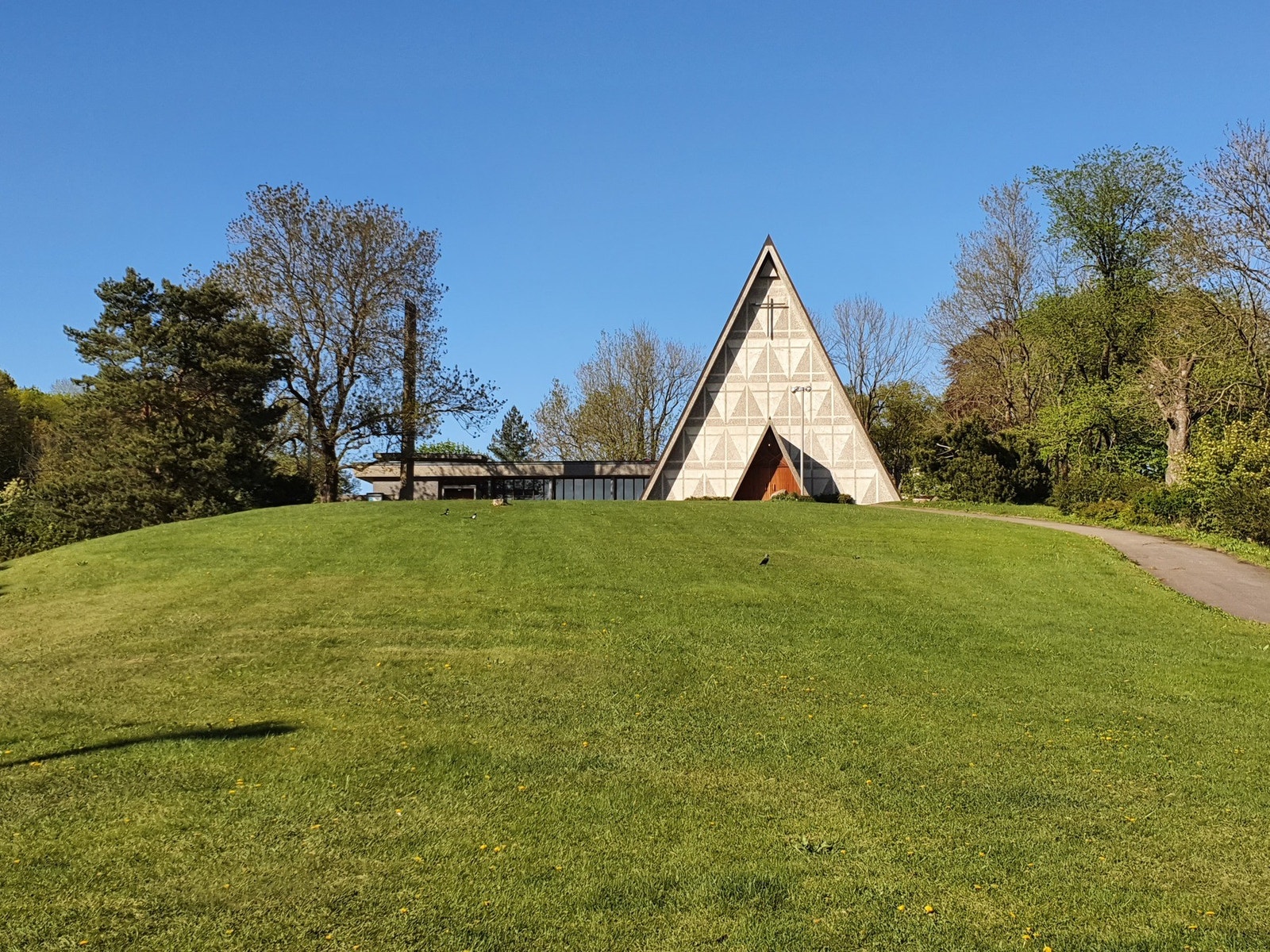 Ikoniske Bakkehaugen Kirke. Galleribilde