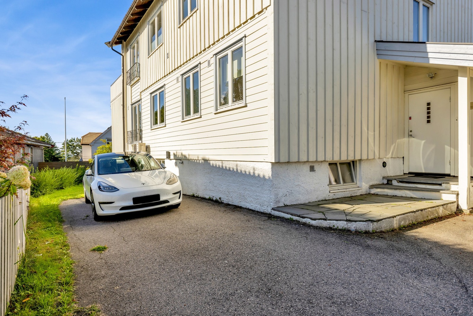 Til boligen hører garasje på 21 kvm og biloppstillingsplass langs oppkjørselen. Galleribilde
