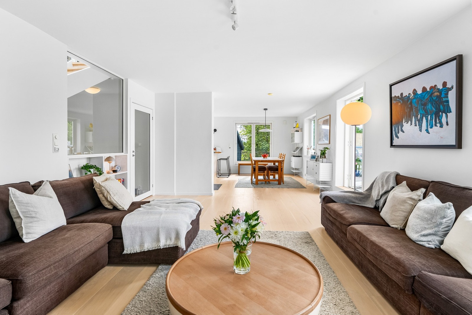 Stue med plass til romslig salongdel. Galleribilde