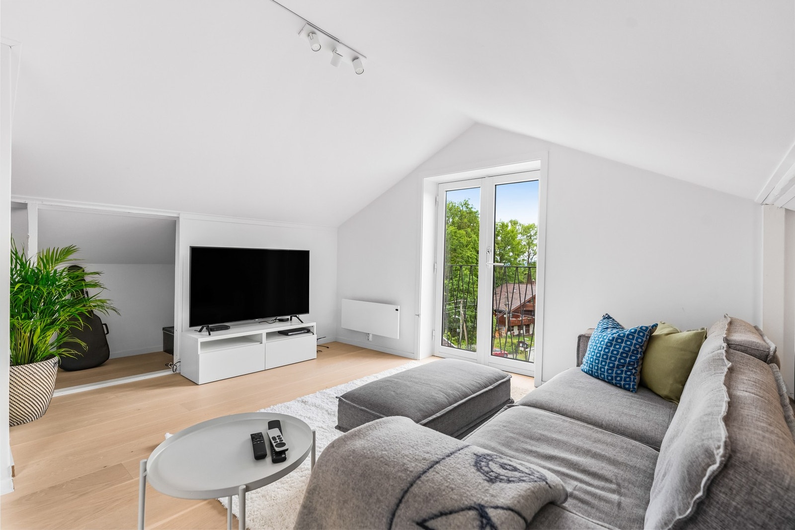 Loftsstuen (ikke rom til varig opphold) er ca 21 kvm og er innredet som en loftsstue/tv-stue. Det er glassdører med utsikt mot sydvest. Her er det god plass til en romslig sofagruppe. Galleribilde