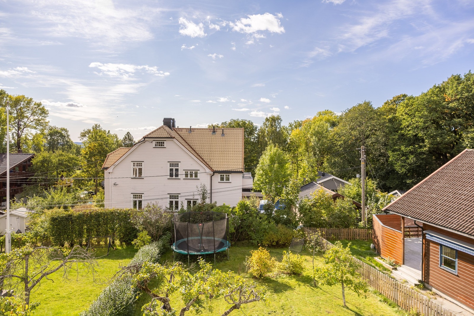 Utsyn fra spisestue, stue og terrasse mot egen hagedel. Galleribilde