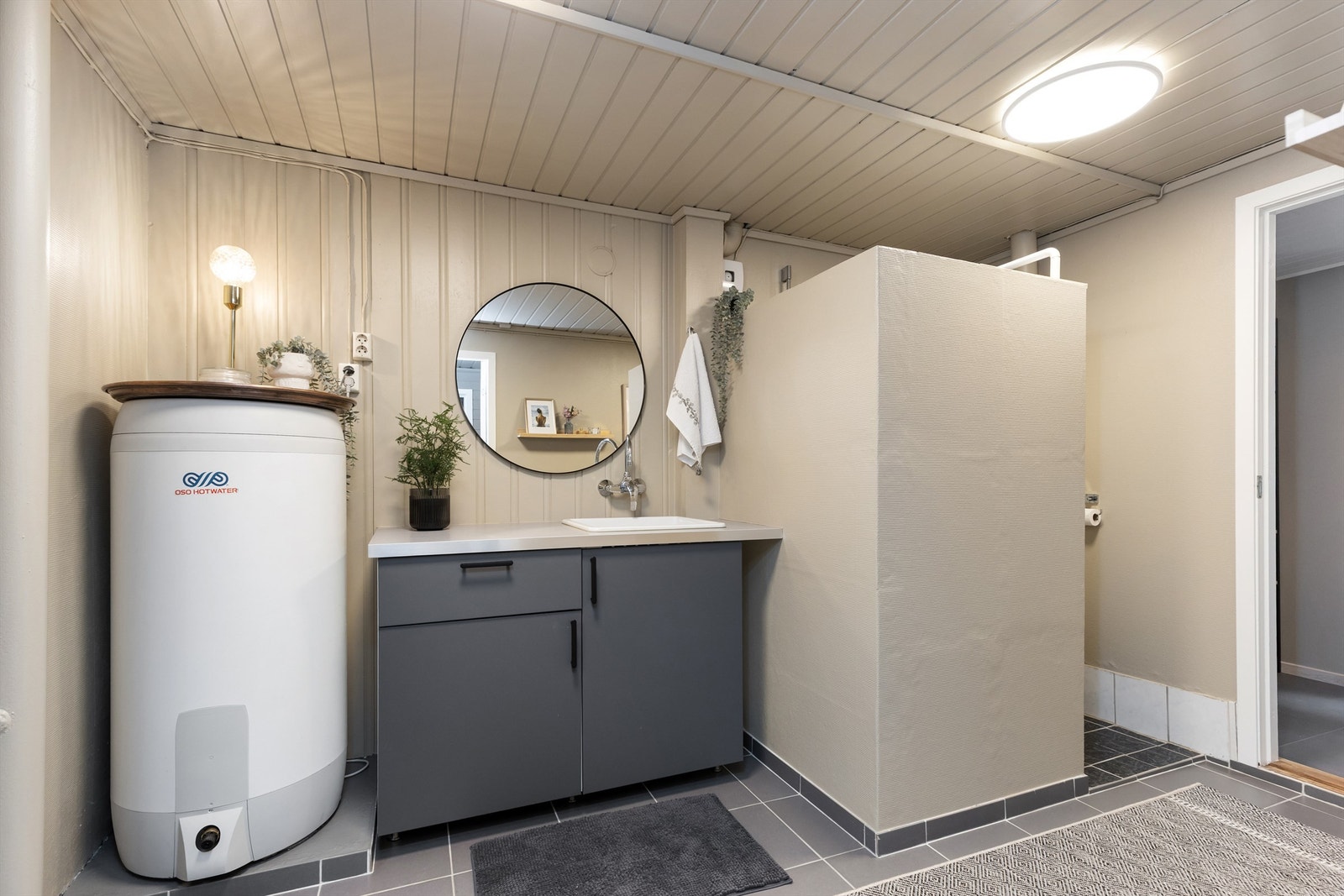 Bad i underetasjen. Bruksendring fra tilleggsdel til hoveddel, samt etablering av våtrom er ikke omsøkt/godkjent. Galleribilde