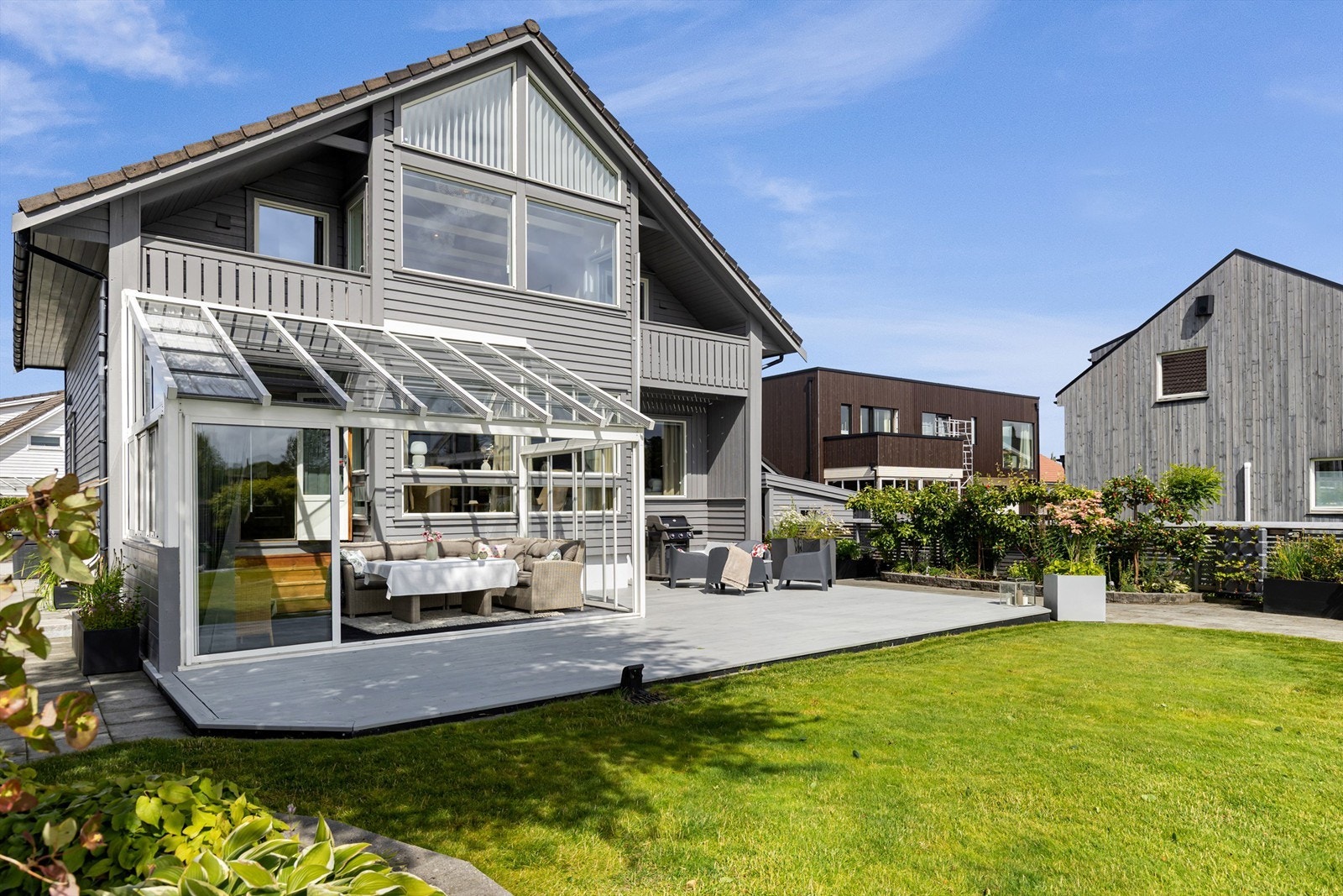 Terrassen har god plass til flere møbelgrupper. Galleribilde