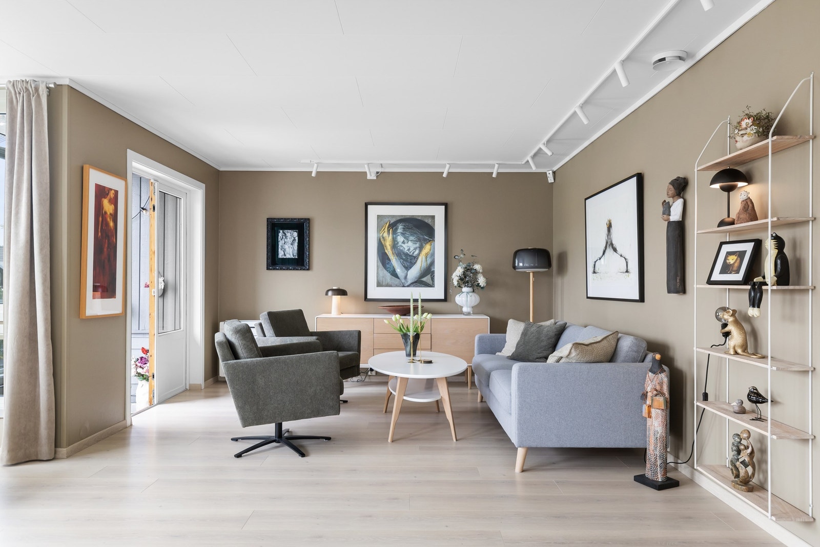Fra stuen er det utgang til den innglassede hagestuen. Galleribilde