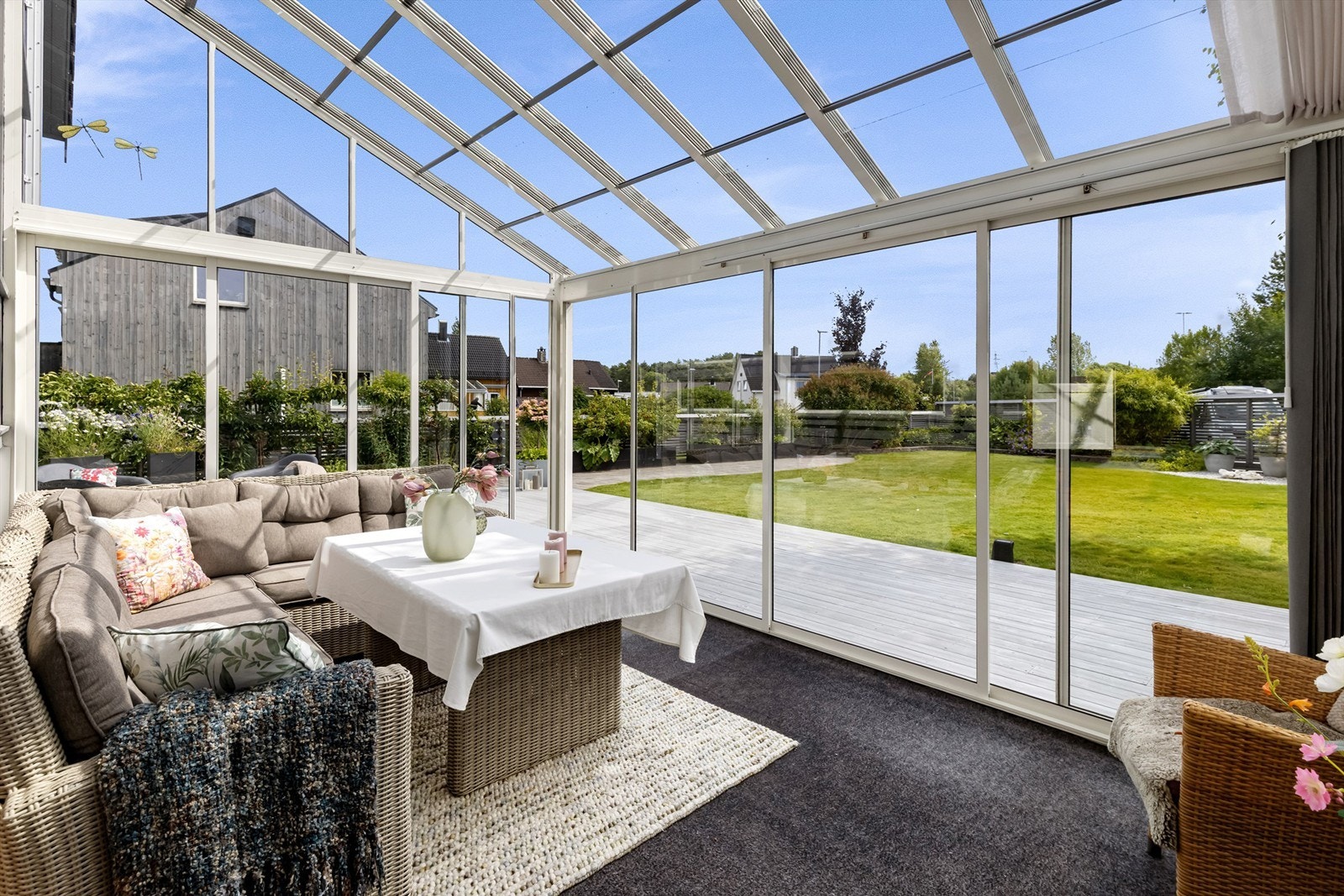 Hagestuen på 18 m² fungerer som en forlengelse av stuen, med utsikt over hagen. Galleribilde