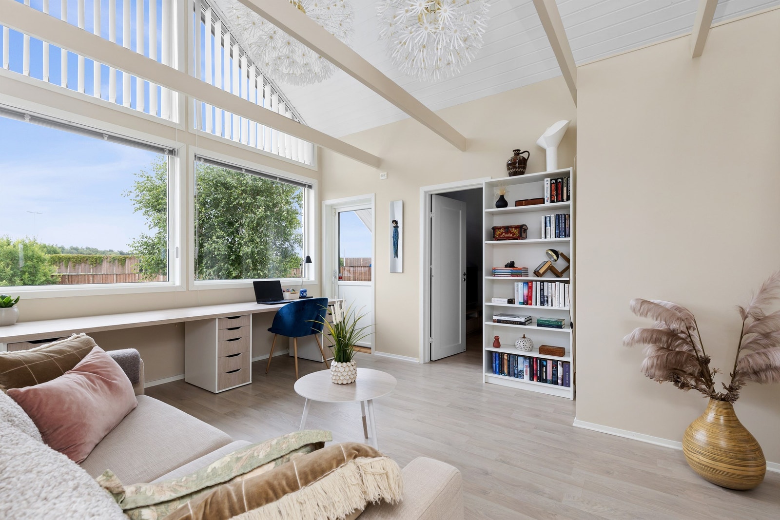 Loftstuen er et fleksibelt rom med plass til både hjemmekontor og TV-krok. Galleribilde