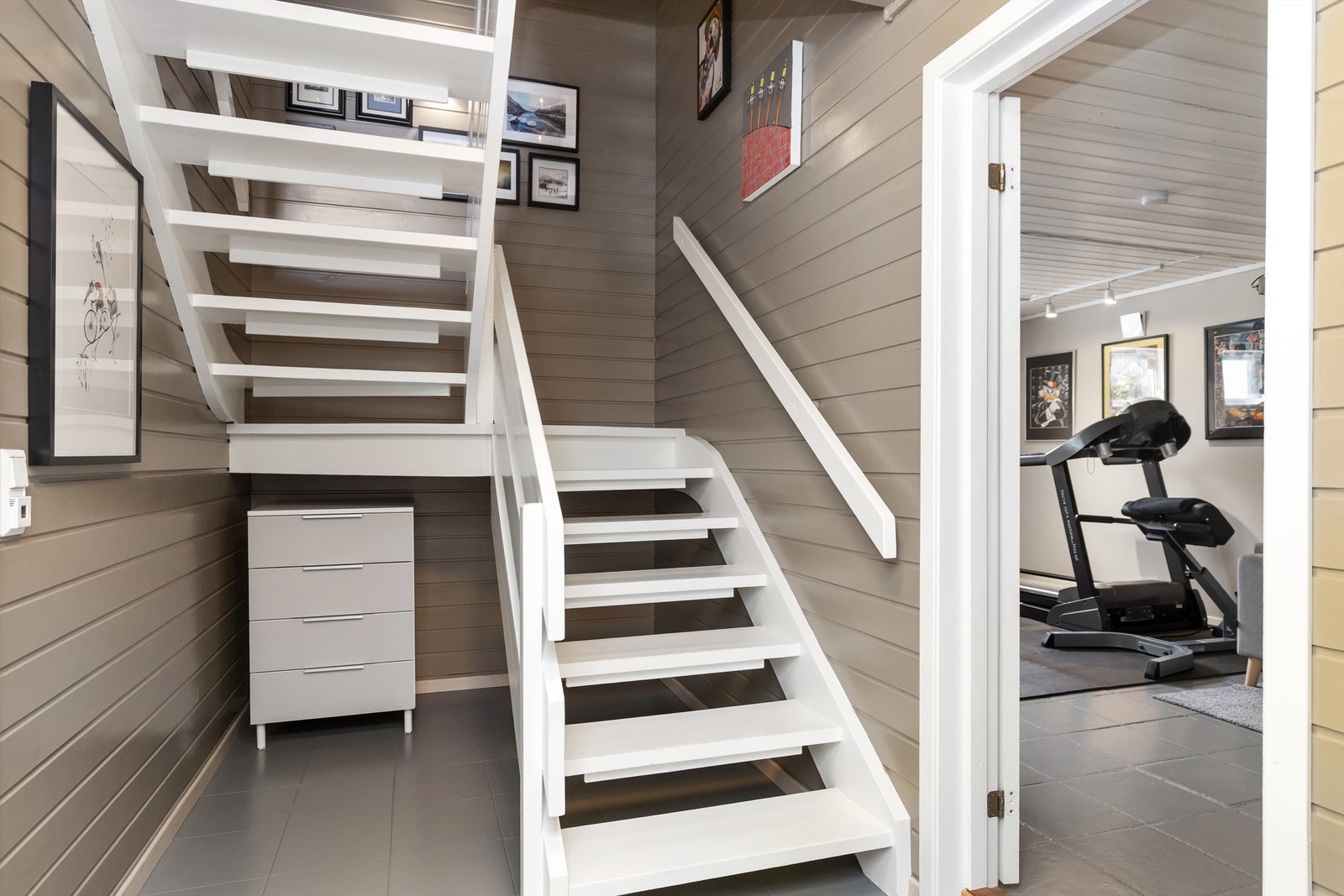 Tretrappen binder de tre etasjene sammen på en funksjonell måte. Galleribilde