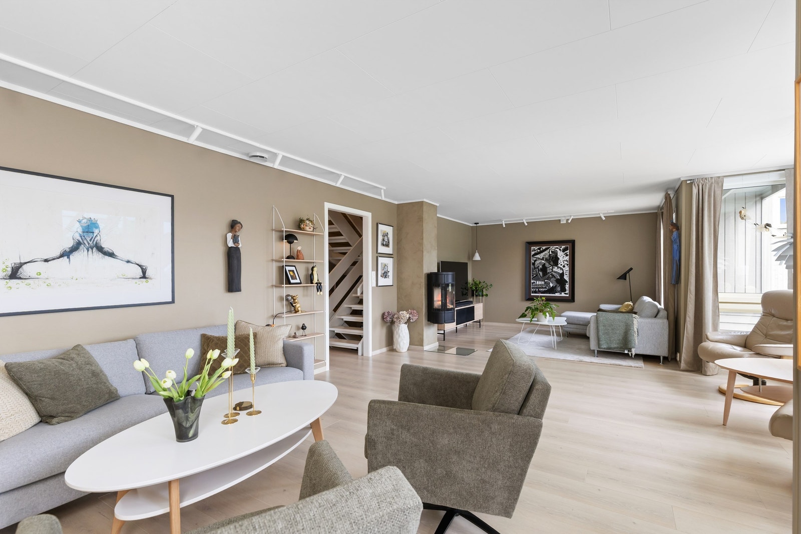 Stuen er et gjennomgående rom med plass til flere møbleringssoner. Galleribilde
