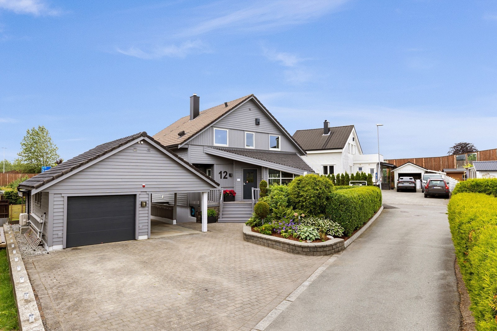 Boligen har isolert garasje og carport med elbil lader.
Foto: Marianne Lyse Galleribilde