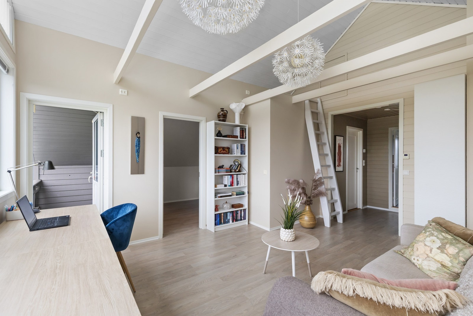 Loftstuen er et lyst og åpent rom med flere bruksmuligheter. Galleribilde