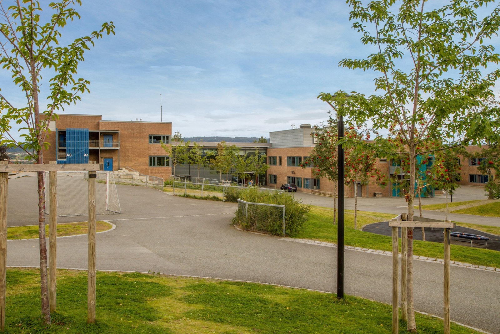 Kort skolevei til alle skoletrinn fra 1. klasse på Byåsen barneskole, ungdomsskole på Selsbakk og til VGS på Byåsen. Alt innenfor 5-10 min. Galleribilde