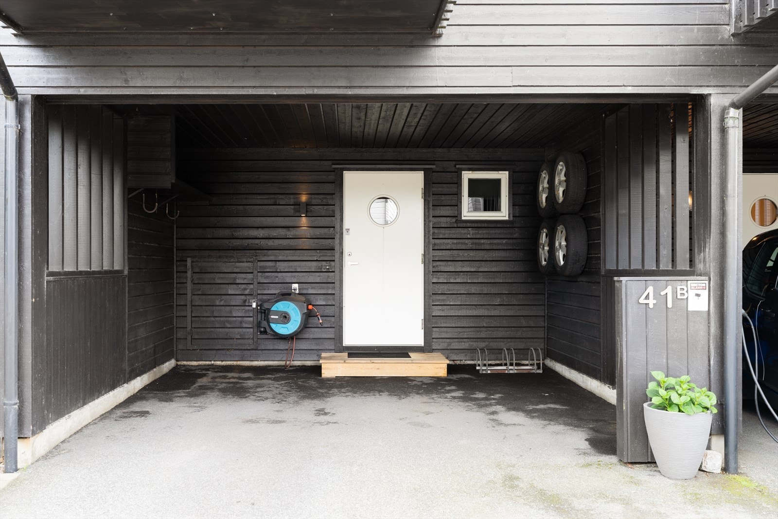 Overbygget inngangsparti med carport og plass til sykkelparkering. Galleribilde
