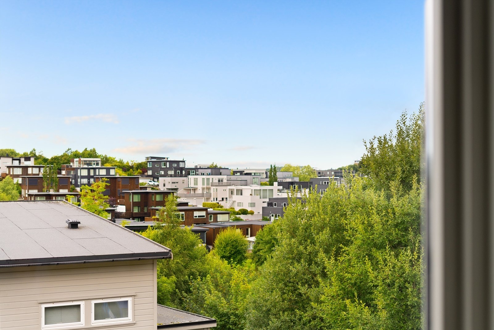 Pent utsyn over omkringliggende omgivelser. Galleribilde
