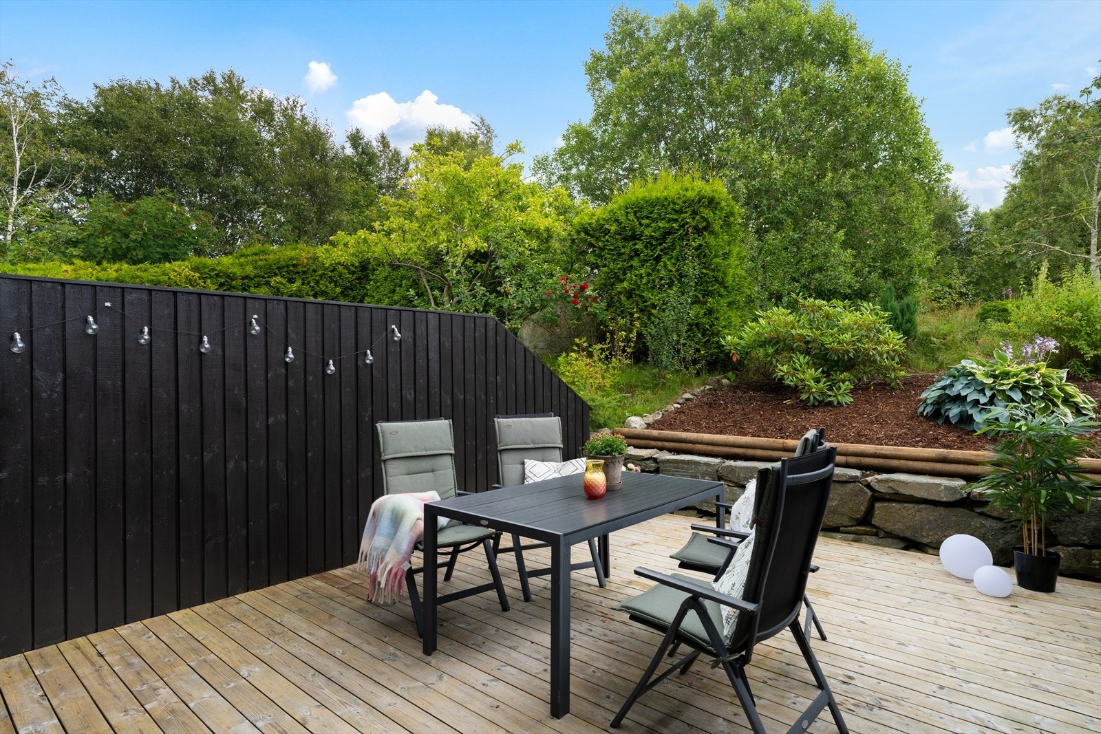 Trivelig uteområde med terrasse som grenser til friområde. Galleribilde