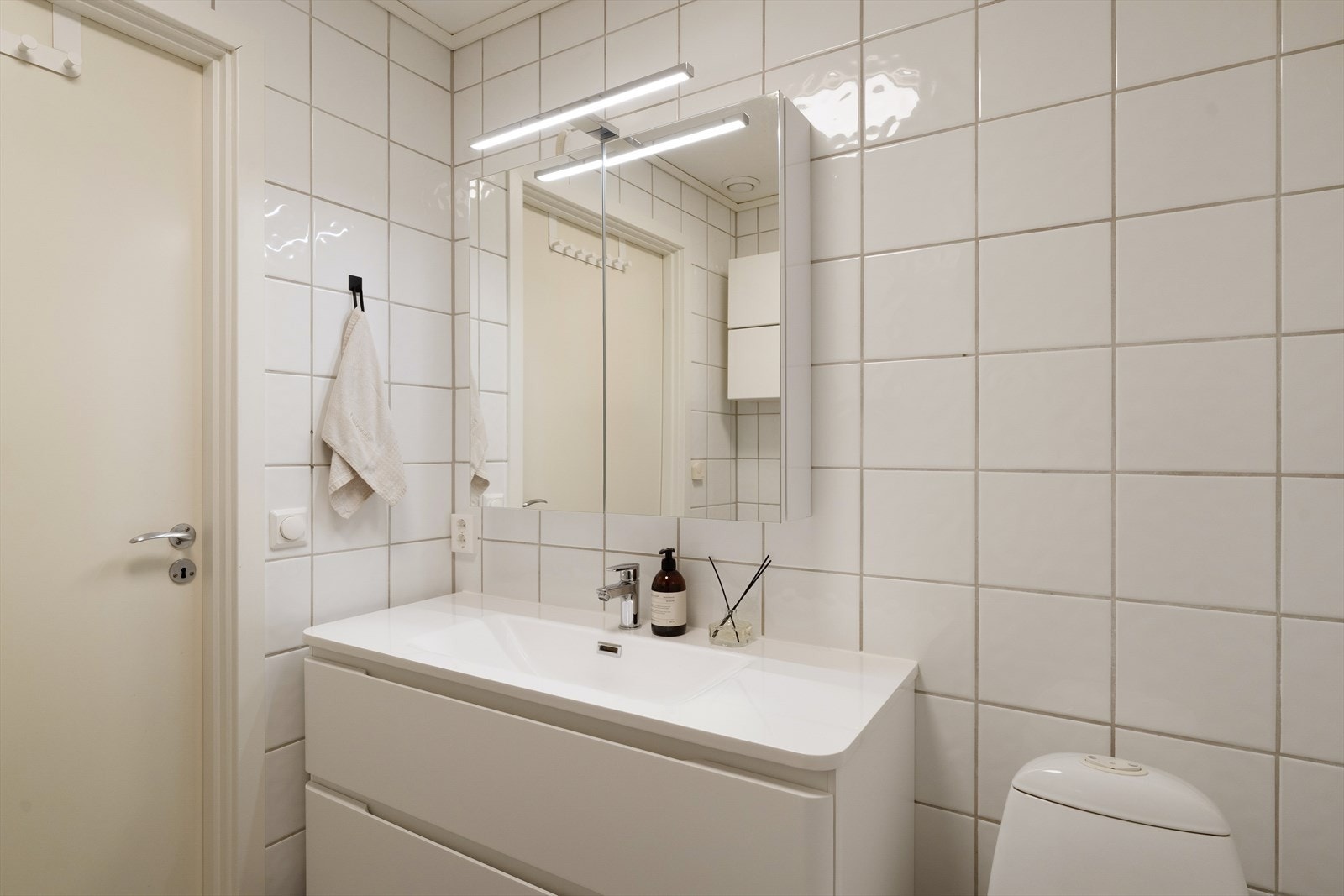 Badet inneholder dusjnisje, speilskap med int. belysning, servant i baderomsinnredning og toalett. Galleribilde