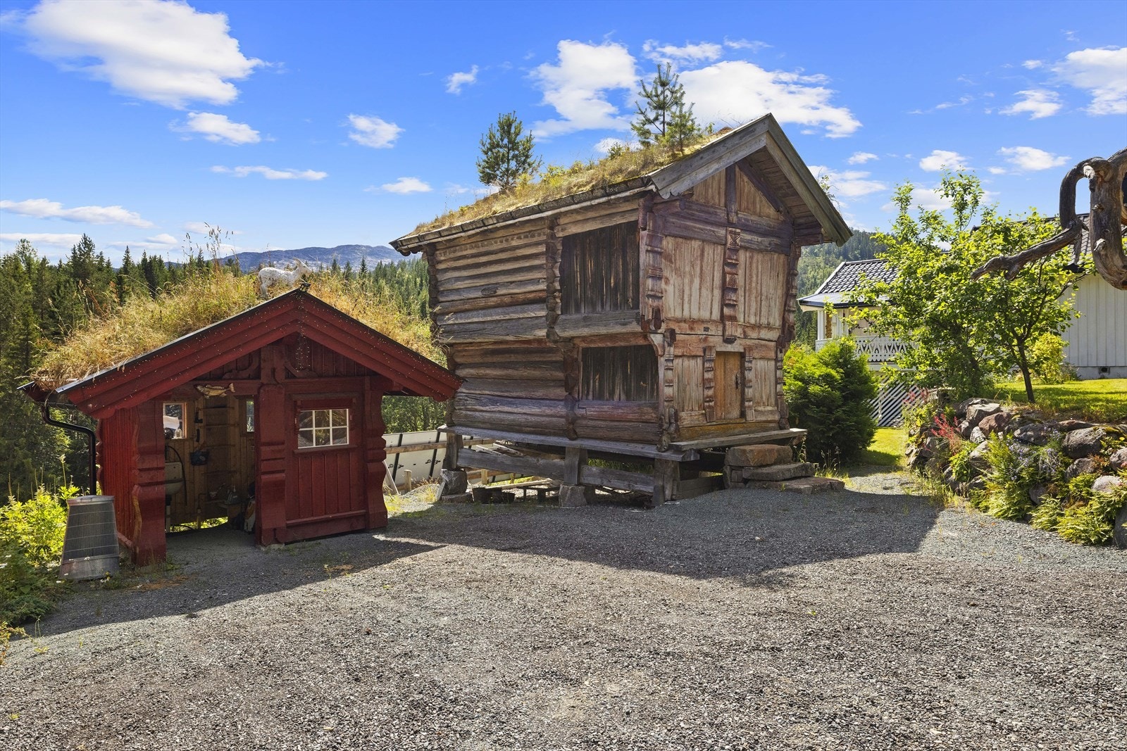 Det laftede stabburet fra ca. 1777 ble restaurert og omtekket i 2016. Galleribilde
