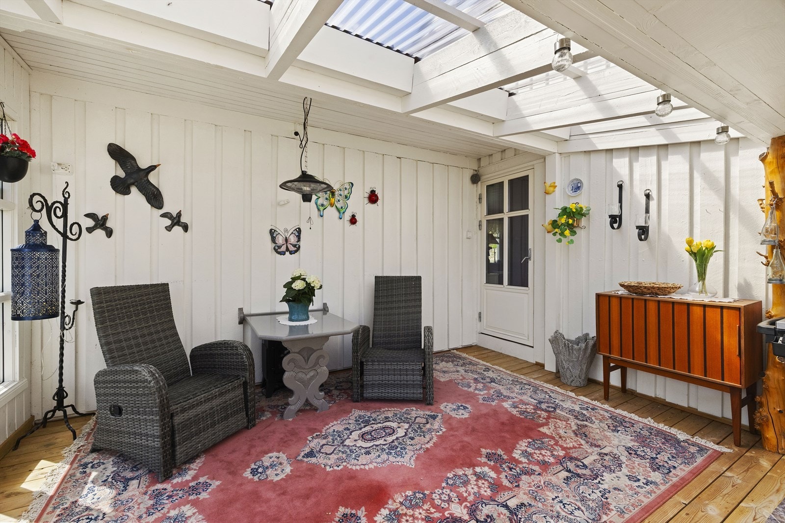 Den innglassede verandaen forlenger sesongen og gir et lunt uterom. Galleribilde